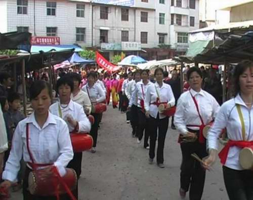 淮土鄉農民文藝踩街慶“五一”