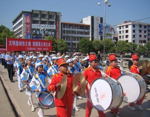 寧化舉行“愛我翠城，爭做文明市民”踩街活動