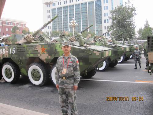 爸,兒向您敬個軍禮!