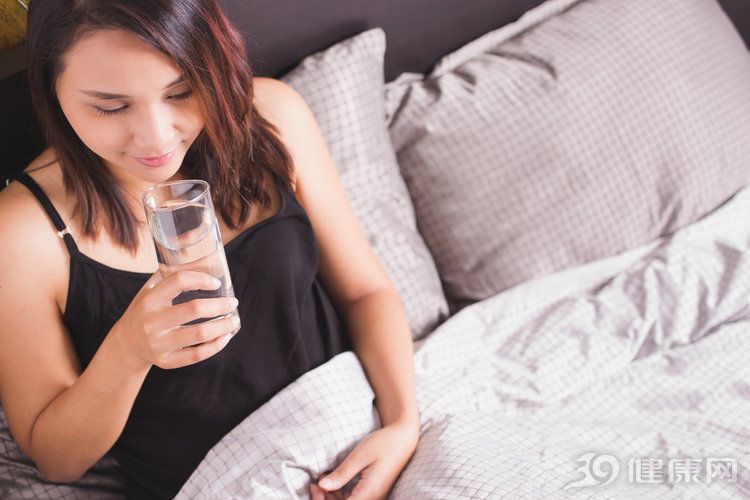 早晨空腹喝一杯水有什么好處？