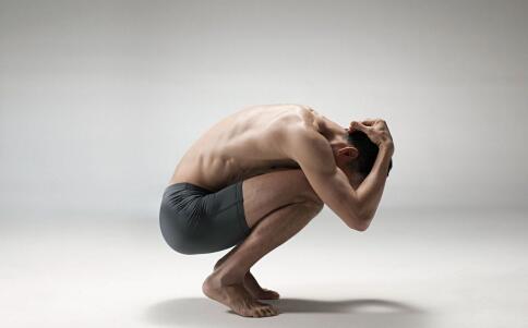 久蹲起身后眼前發黑 可能是低血糖 久蹲起身后眼前發黑 久蹲起身后眼前發黑的原因 低血糖的癥狀