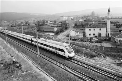 中國企業(yè)震驚海外:1夜架百根電線桿 老外2天7根