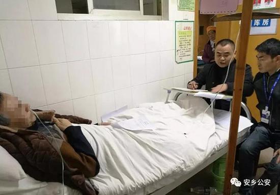 1月1日，安鄉縣一家醫院，辦案民警在病床前對犯罪嫌疑人李林（化名）進行審問。警方供圖