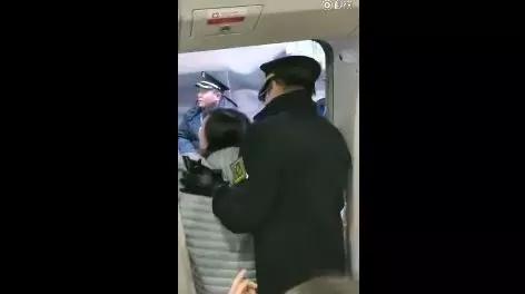 ▲女當事人不愿下車。圖片來自視頻截圖