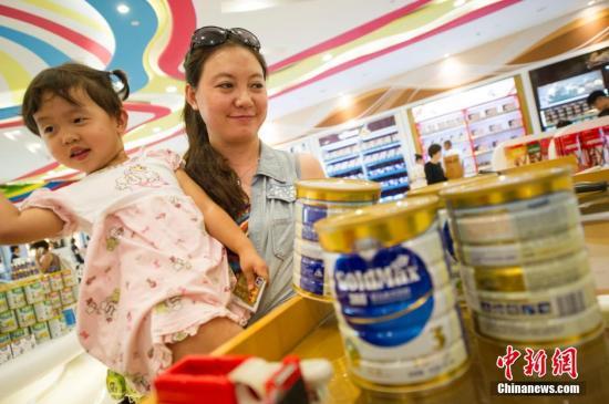 資料圖為游客在海南三亞海棠灣免稅購物中心選購免稅奶粉。中新社發(fā) 駱云飛 攝
