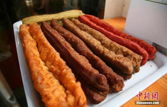 店家制作的彩色油條。中新社發(fā) 李晨韻 攝