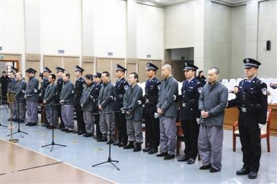 昨日上午，作弊團伙在房山法院受審，團伙10名成員被控涉嫌組織考試作弊罪、非法出售試題罪。實習生 陳婉婷 攝