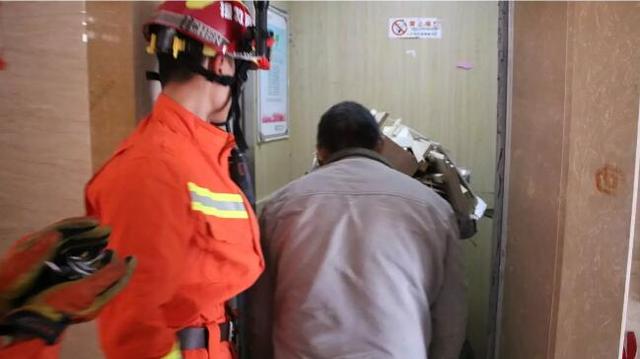 晉江一男子剛進貨梯就發(fā)生故障 被困其中