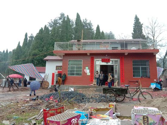 煙花包裝盒散落在院壩上