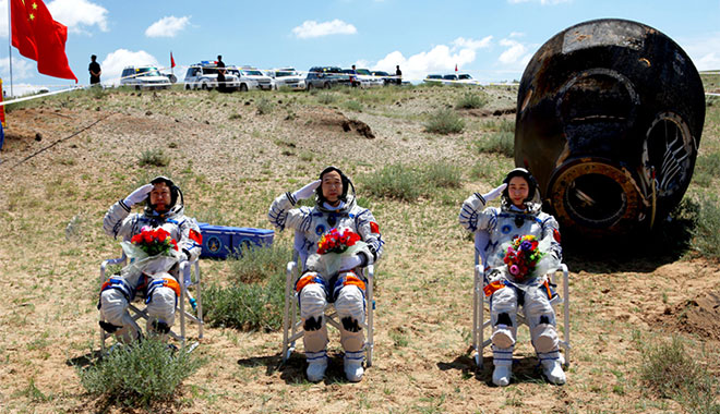 2012年06月29日 景海鵬 劉旺 劉洋 在四子王旗著陸場(chǎng)返回出艙 攝影:楊穎