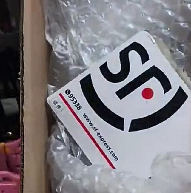 福州男子收到巨型快遞箱 打開后哭笑不得