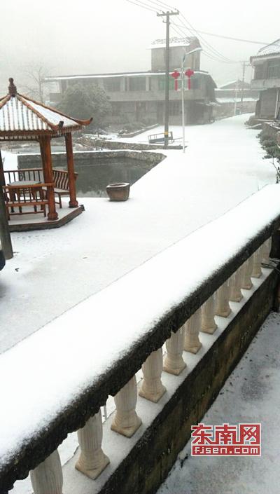 冬日添美景 三明多地降雪現(xiàn)霧凇冰掛 