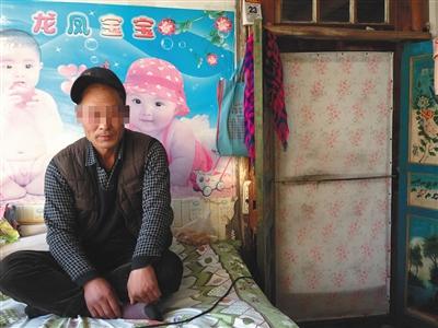 張雨來(lái)是交通事故中的傷者。車禍后，他的腿瘸了，頭一直疼。新京報(bào)記者 李興麗 攝