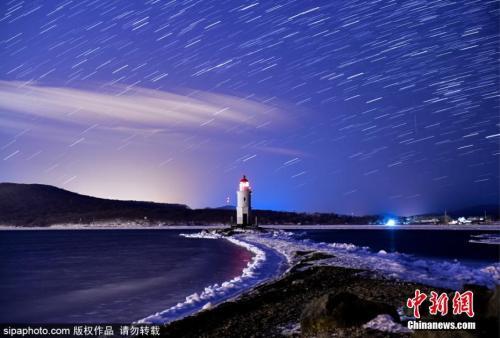 資料圖：2017年12月15日，俄羅斯海參崴當地上空出現雙子座流星雨，盛大壯觀宛如仙境。圖片來源：Sipaphoto版權作品 禁止轉載