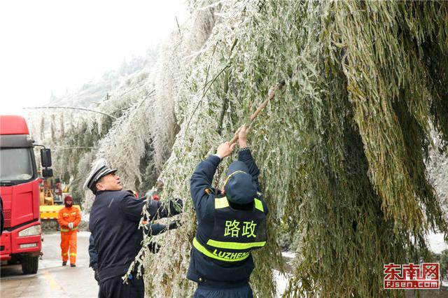 福建省多地道路出現(xiàn)積雪結(jié)冰 多部門除雪化冰