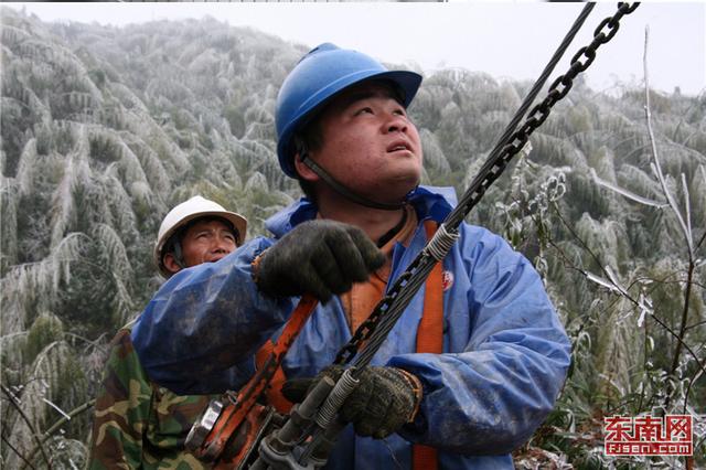 福建省多地道路出現(xiàn)積雪結(jié)冰 多部門除雪化冰