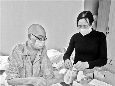 眼下李真母子倆點(diǎn)外賣解決吃飯問題。（圖片來源：北京青年報(bào)）