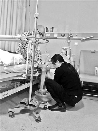 曾130斤的李真如今骨瘦如柴。（圖片來源：北京青年報(bào)）