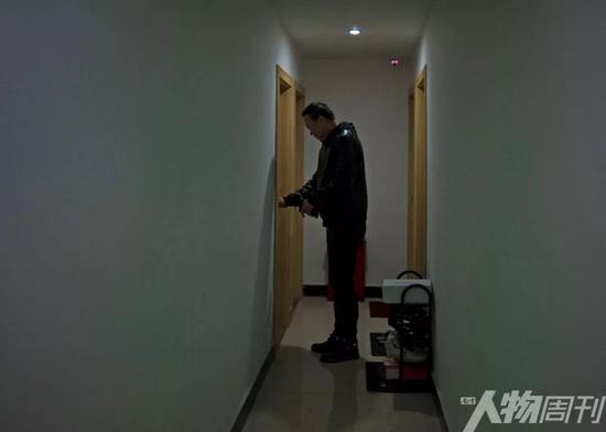 處在小巷里的這家酒店式公寓一樓，走廊的盡頭就是金錦壽暫時安身的斗室