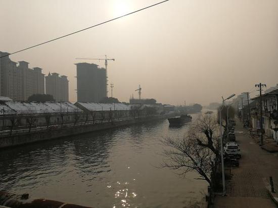 梅李大橋上的小鎮景象。 溫瀟瀟 圖