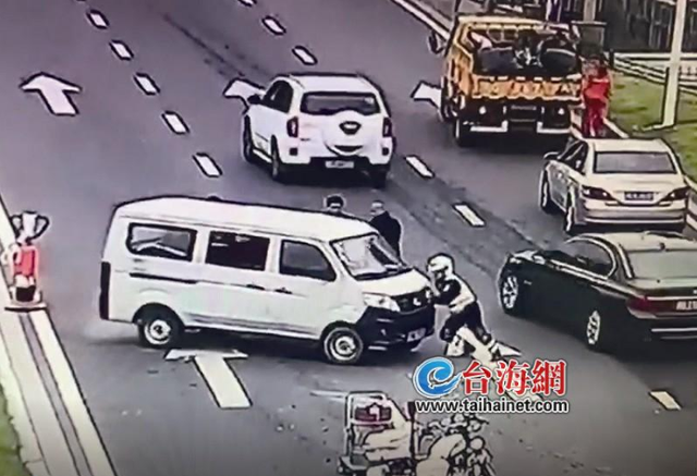 面包車滑行警察奮不顧身擋車 回應(yīng):本能用身體去擋