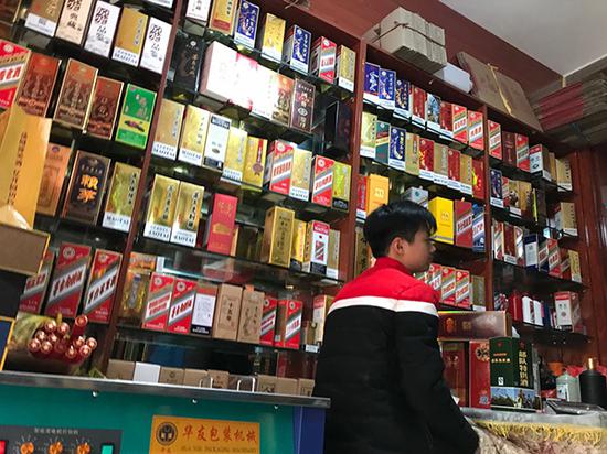 興盛路一家店里展示的各種茅臺(tái)酒的外包裝。