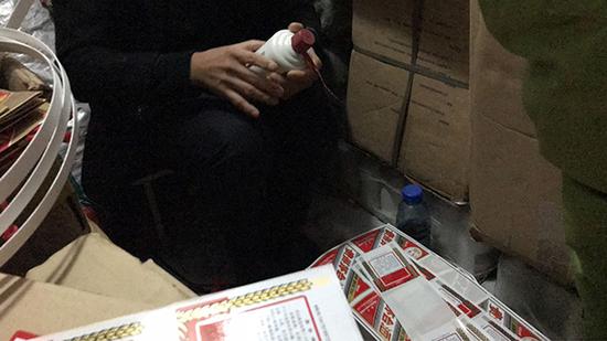 制假者在地下室里包裝假茅臺(tái)酒。