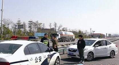 福建一大學生因錯過高速路口竟開車逆行回來