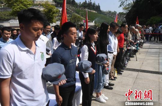 福州各界清明祭拜烈士 傳承紅色基因