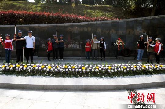 福州各界清明祭拜烈士 傳承紅色基因