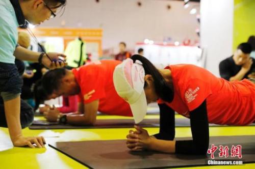 "資料圖：民眾在健身教練的帶領下鍛煉。<a