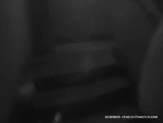 （樓道內煙霧彌漫，能見度極差）