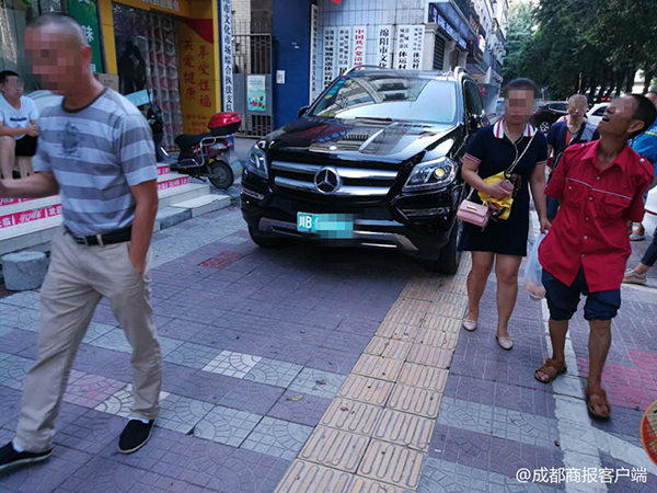  被砸中的奔馳車。