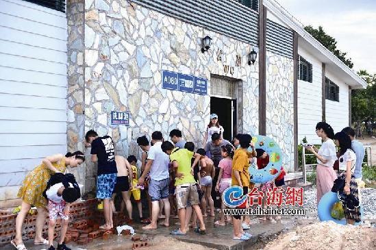 沖澡難!來廈游客呼吁環島路海邊增設公共淋浴設施