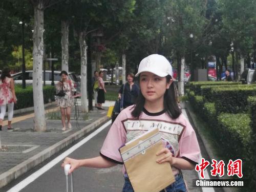 "“明星新生”李蘭迪現(xiàn)身中戲校園。<a