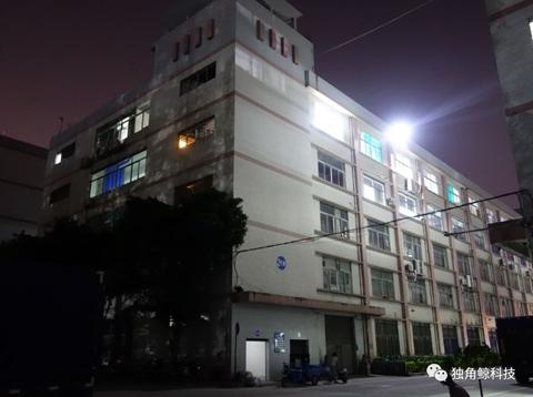  ▲晚上，園區(qū)只有2棟五樓的燈始終明亮。