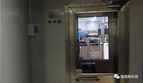  ▲進入車間需要經(jīng)過兩扇僅能一人通過小門，從外面很難發(fā)現(xiàn)