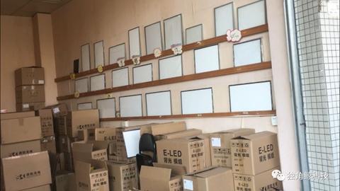 ▲大石村內，電視機各部位元器件應有盡有，圖為液晶屏背光板