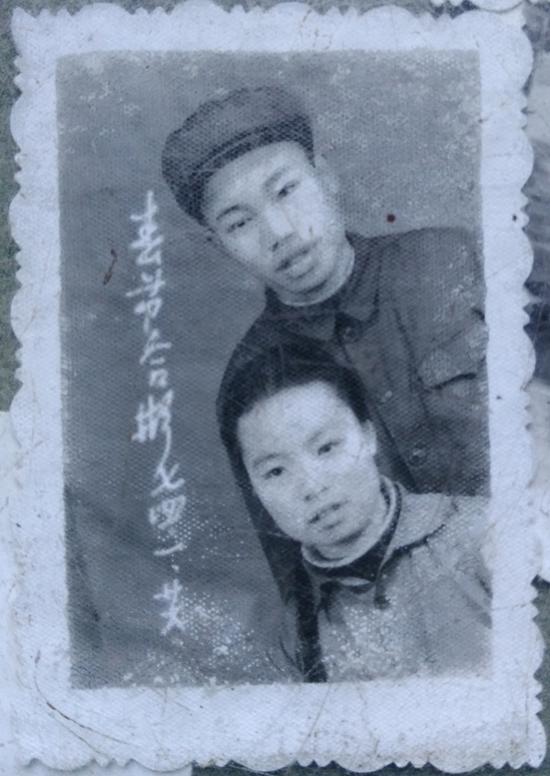 李錦蓮與妻子合照。 ?澎湃新聞記者 張小蓮 翻拍