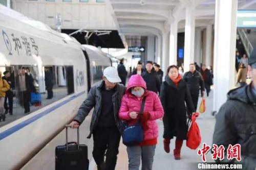 資料圖：正在準備上車的旅客。張學鵬 攝