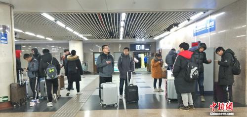 資料圖：正在車站內候車的旅客。姚露 攝