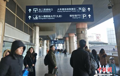 資料圖：前往自助取票區的旅客。姚露 攝