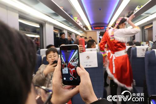 唱歌跳舞，讓旅途更歡樂。