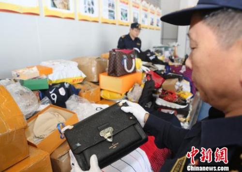 資料圖：東莞海關查獲的侵權貨物。埔關 攝