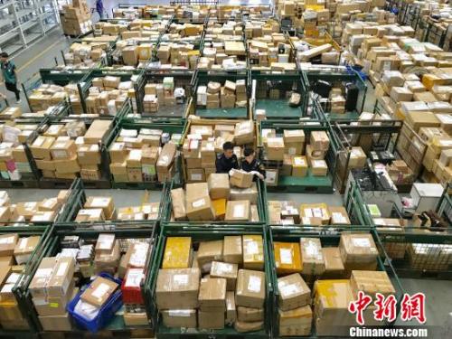 資料圖：廣州海關駐郵局辦事處關員在廣州航空郵件處理中心巡查。韓建全 攝