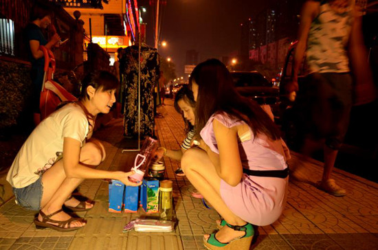  一位擺地?cái)傎嵥庂M(fèi)的患者在討價(jià)還價(jià)。