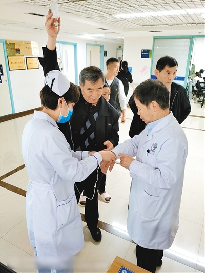 暖心！醫生帶病堅守崗位 老年患者為醫生高舉吊瓶