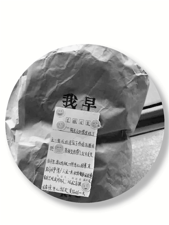 餅干、面包、飲料……誰給浙江余姚公交司機留下暖心零食