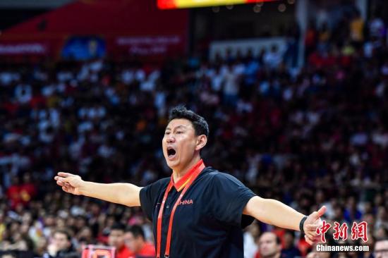 前男籃教練李楠回應“下課”：承擔責任 向球迷道歉