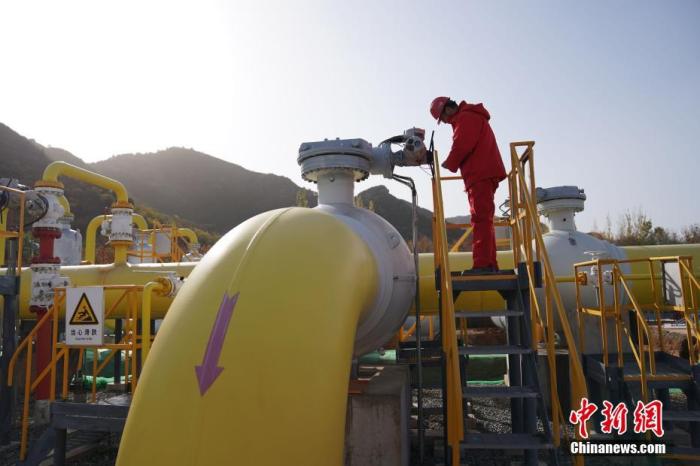 每年11月至來年3月是北方供暖季，也是用氣的高峰期。由陜西經不同路由修至北京的4條“陜京管道”是首都的“供氣生命線”。圖為10月28日，密云分輸站員工正在檢查設備。中新社記者 蘇丹 攝